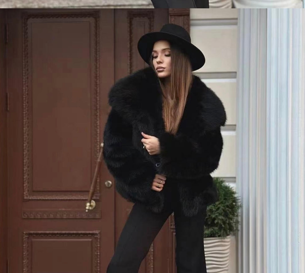 Manteau court en fausse fourrure